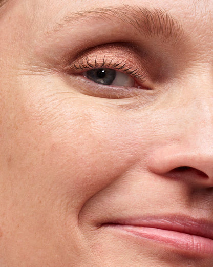 LumeVeil Glistening Eye Glow