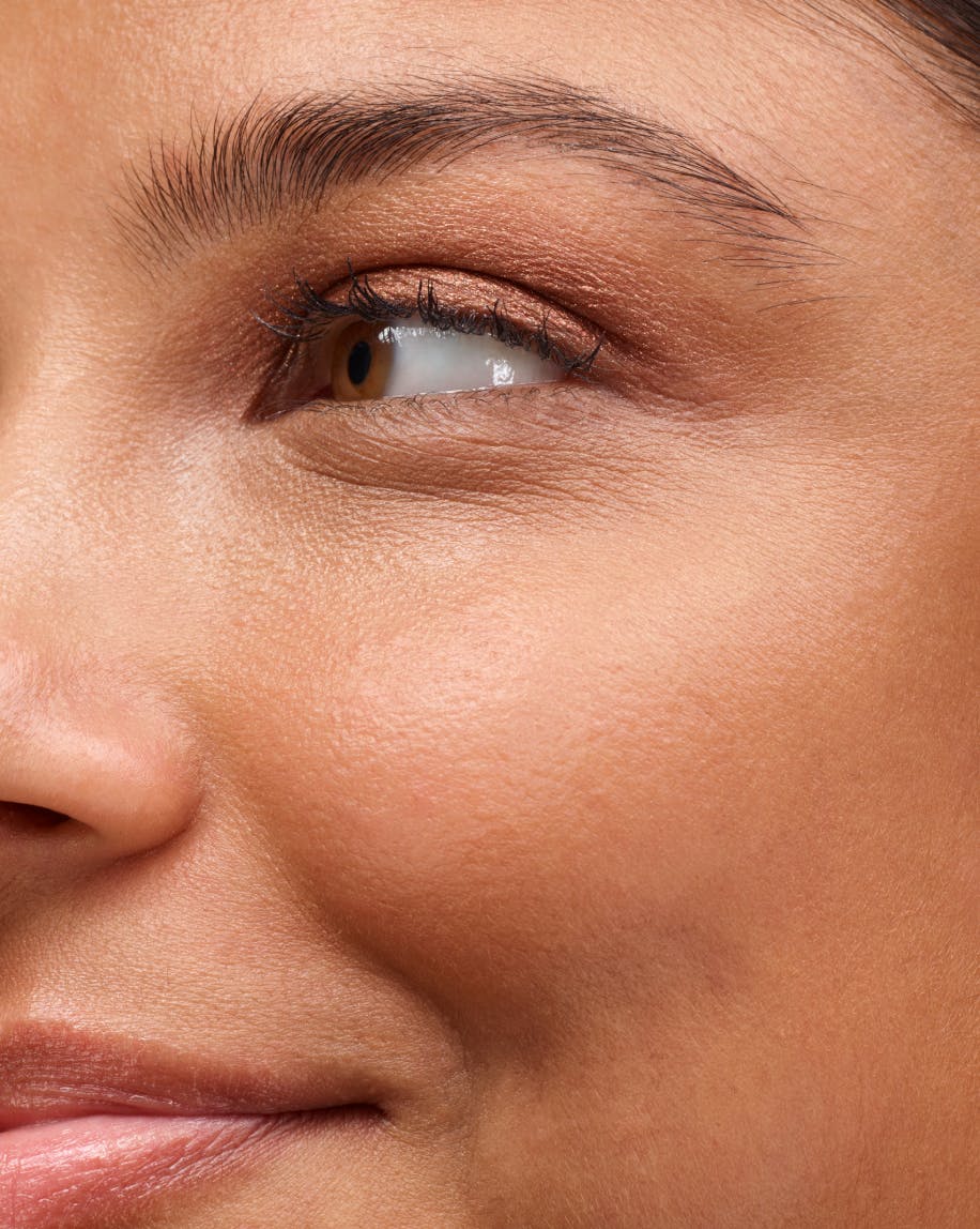 LumeVeil Glistening Eye Glow