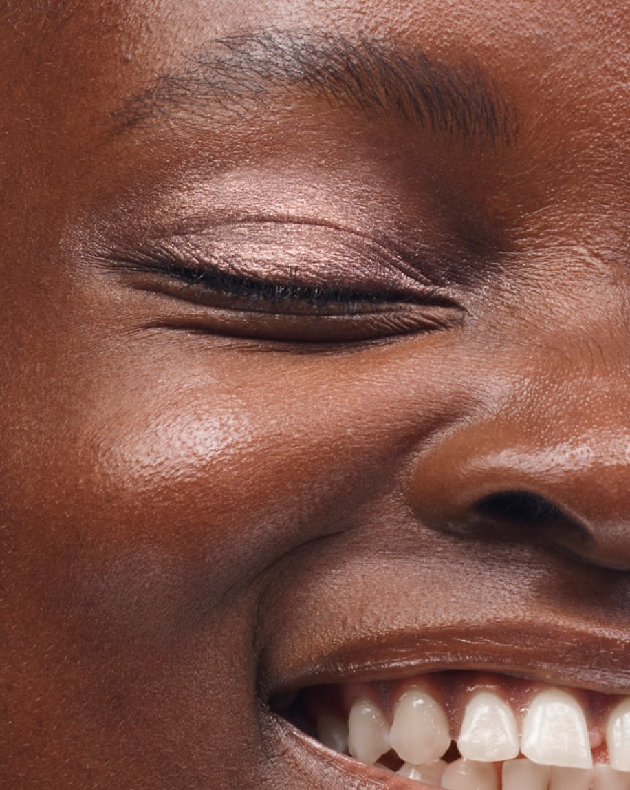 LumeVeil Glistening Eye Glow