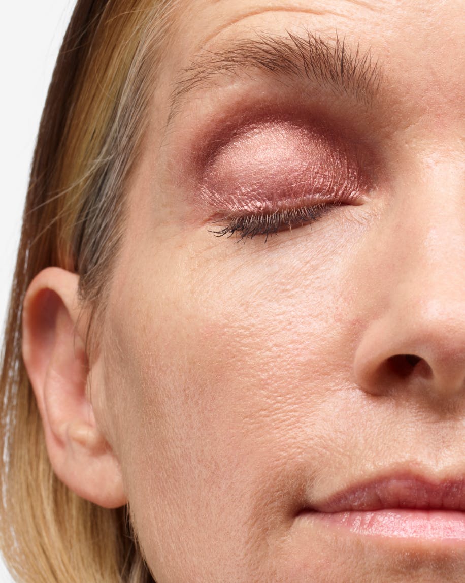 LumeVeil Glistening Eye Glow