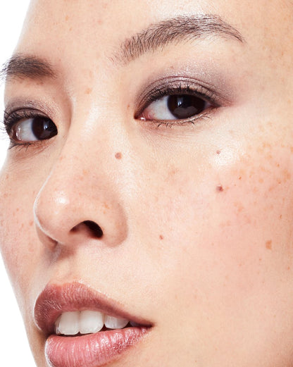 LumeVeil Glistening Eye Glow