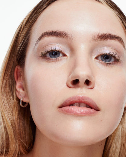 LumeVeil Glistening Eye Glow