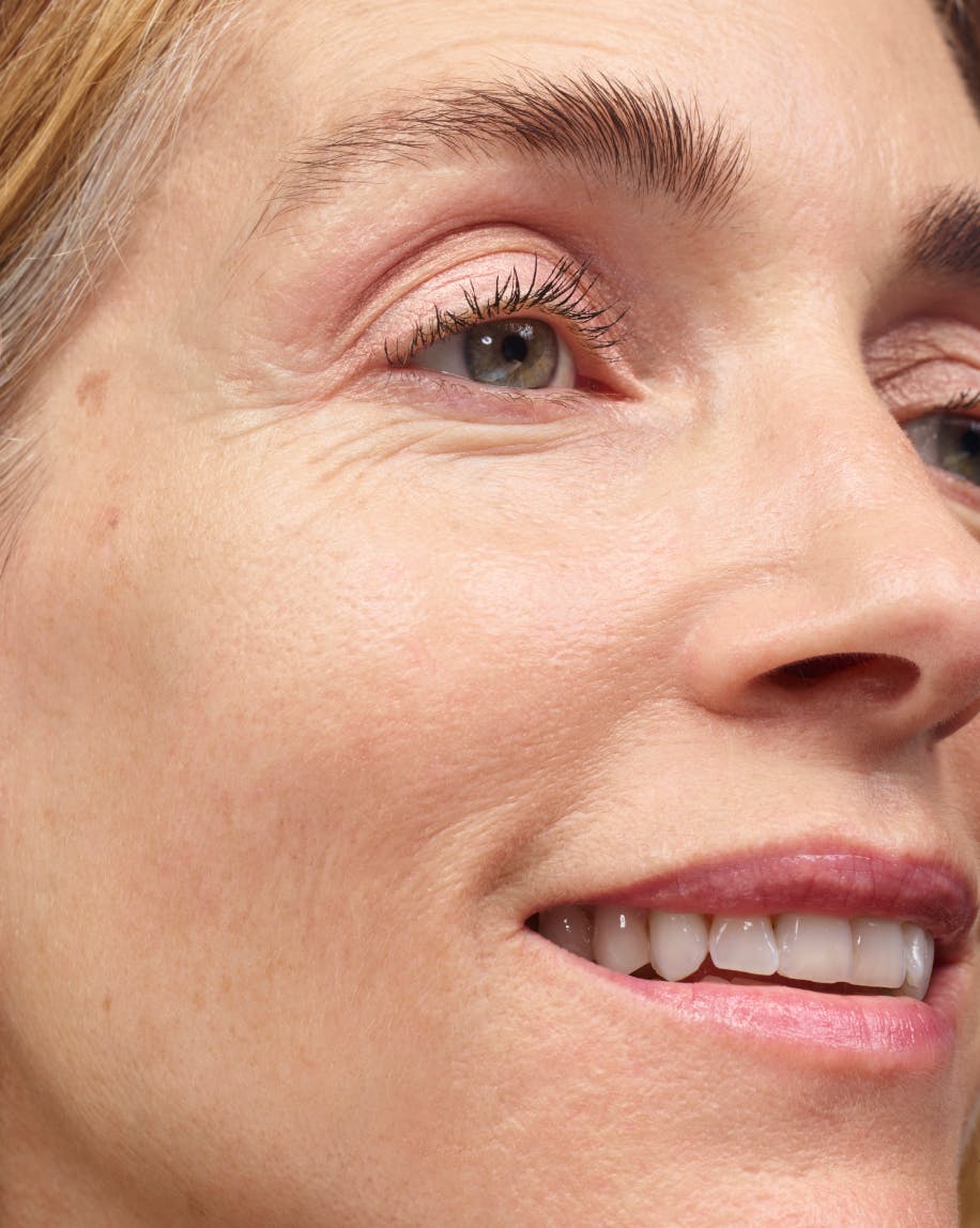 LumeVeil Glistening Eye Glow